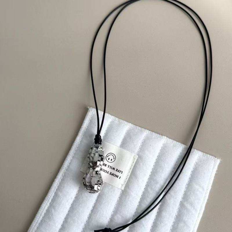 Women Accessories Meaning - Modny metalowy naszyjnik z zawieszką w