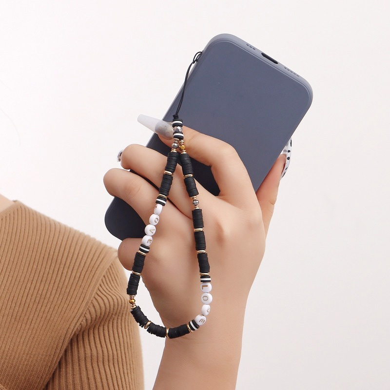 Women Accessories Picture - Modny łańcuszek do telefonu z glinianym